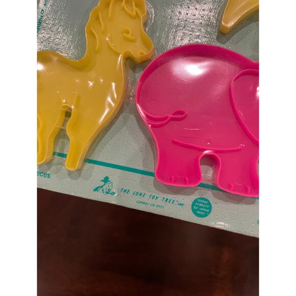 Set of 4 vintage “Cookie Cutter Capers" cookie cutters - Picture 3 of 5